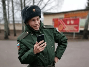 Обложка новости Сбежавший из армии солдат-срочник в Псковской области угнал автомобиль и скрывался в болоте